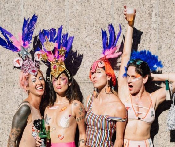 Acessórios de útero e roupas feministas prometem ser o hit do carnaval