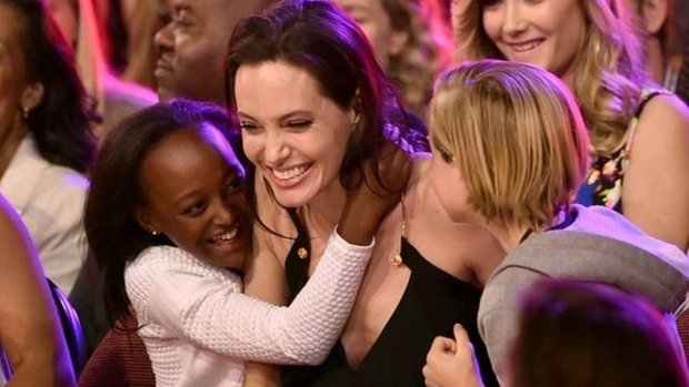Mãe biológica da filha de Angelina Jolie faz apelo: 'Me deixe falar com ela'