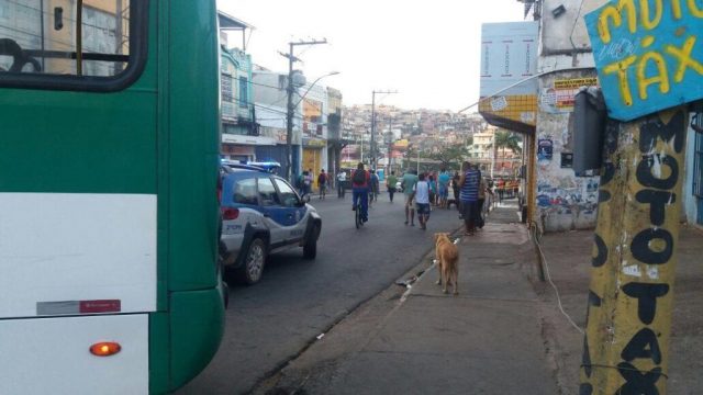 Grupo explode banco e mata homem a tiros em Salvador