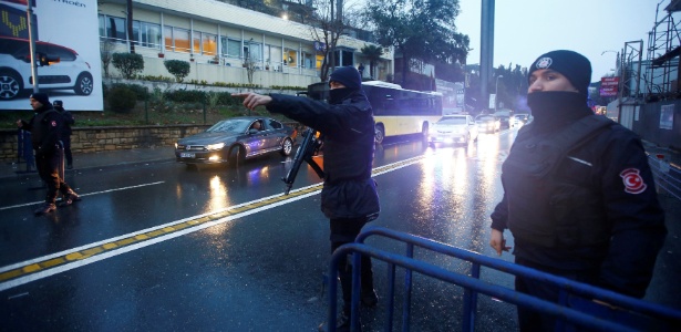 Policiais fazem a segurança nos arredores da boate Reina, onde ocorreu o ataque