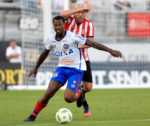 Com gol contra de Tinga, Bahia perde para Estudiantes em adeus aos EUA