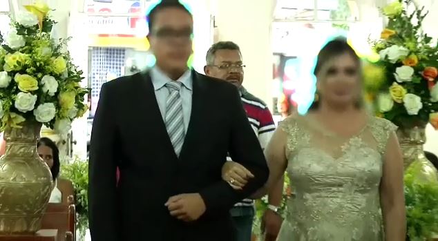 Atirador entra na igreja seguindo o casal de padrinhos (Foto: Reprodução)