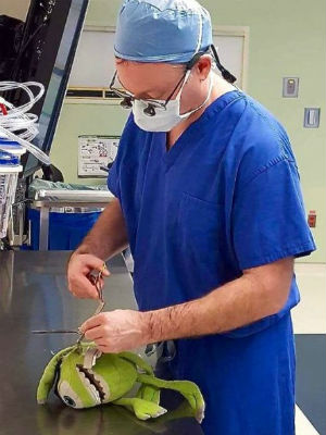 Médico 'opera' brinquedo para criança não se sentir sozinha em cirurgia