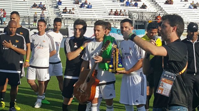 Com gol contra de Tinga, Bahia perde para Estudiantes em adeus aos EUA