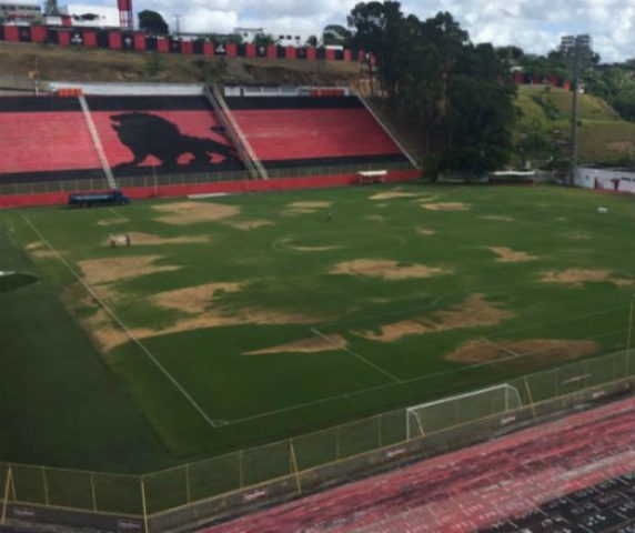 Gramado do Barradão assusta em reencontro com torcedor