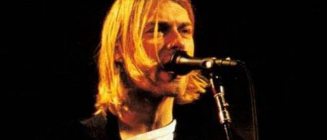 Filha de Kurt Cobain processa ex-marido pela guitarra do pai