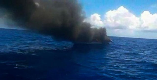 Lancha pega fogo e naufraga no mar de Salvador neste domingo