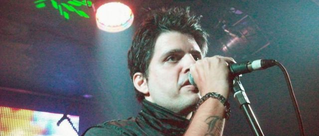 13 anos após coma, vocalista do LS Jack retorna aos palcos