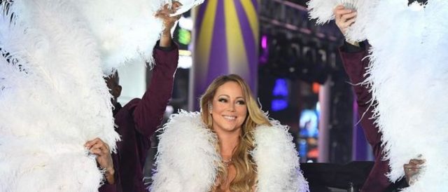 Por falha técnica, Mariah Carey comete gafe em festa de Ano Novo