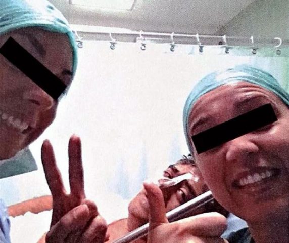 Médicas posam para selfie com paciente e podem ser acusadas de homicídio