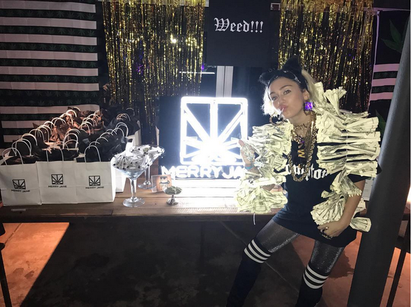 Miley Cyrus monta ‘bar de maconha' para festa da irmã e do namorado