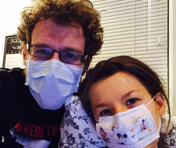 Johanna ama Scott, que ama Johanna, mas a vida pregou uma peça nos dois. Ela desenvolveu alergia ao marido. Estar no mesmo ambiente que Scott faz Johanna, de 29 anos, apresentar fortes sintomas de uma severa alergia. Isso significa que a britânica não pode fazer coisas simples com o marido: beijar, abraçar, jantar, assistir à televisão... Eles dormem em quartos separados. Para amenizar a distância, eles assistem ao mesmo programa na TV e trocam mensagens sobre ele.