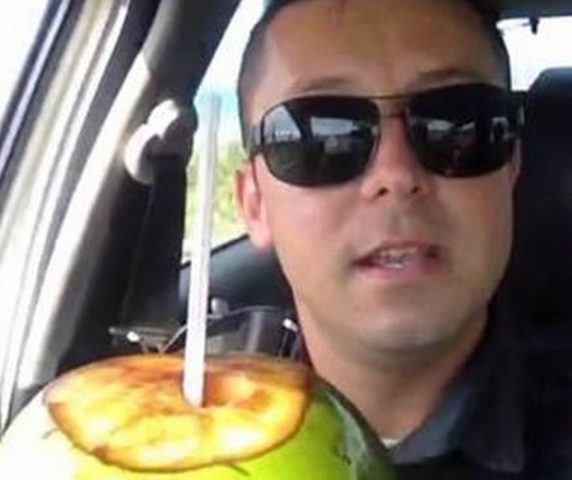 Policial é preso após gravar vídeo bebendo água de coco em serviço