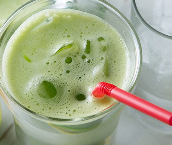 Aqui vai uma ótima receita para os dias quentes do verão baiano: um sucão verde e saudável. A bebida tem ainda um bônus especial: ajuda a remediar aquela ressaca depois de uma noitada... Perfeita para o final de semana, não? Aprenda a fazer abaixo: