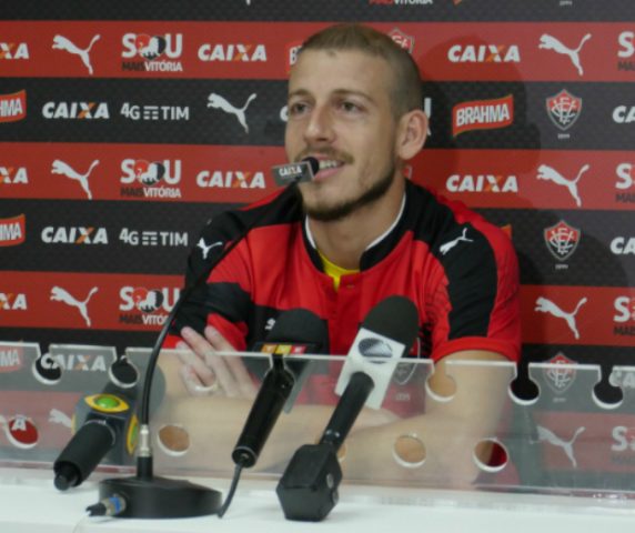 Uilian Correia manda recado para elenco do Vitória e admite que nome é 'erro'