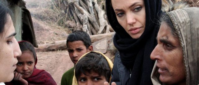 Angelina Jolie cozinha aranhas e escorpiões para os filhos no Camboja