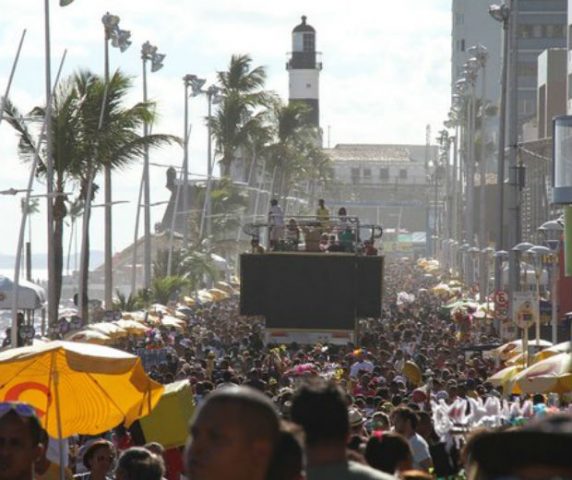 Furdunço marca início do Carnaval com 1 milhão de pessoas na Barra