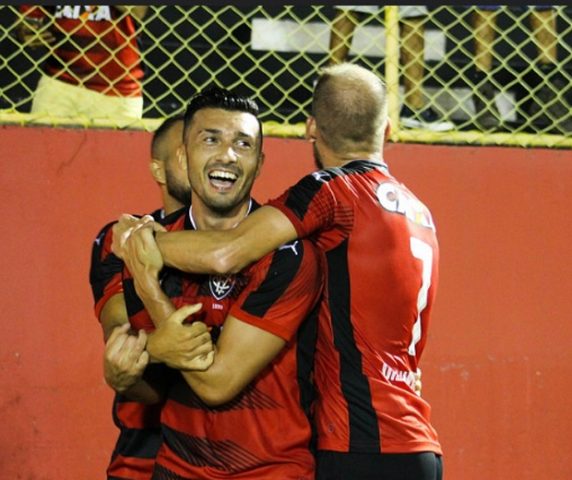 Com gol olímpico de Dátolo, Vitória atropela Flamengo de Guanambi no Barradão