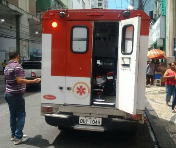 Parte de fachada de edifício despenca e atinge pedestre na Carlos Gomes