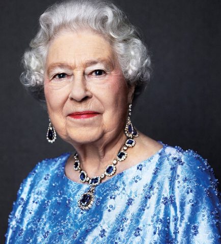 Rainha Elizabeth II completa 65 anos no trono britânico