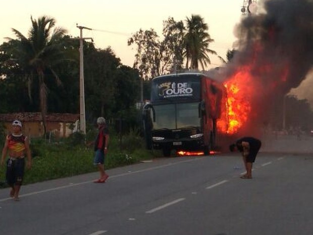 Ônibus de banda de forró incendeia em Paracuru, no Ceará