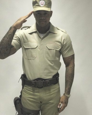 Léo Santana posta fotos vestido de policial e causa alvoroço na web