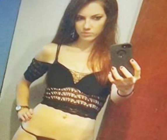 Professora condenada por mandar fotos sedutoras a aluno é presa