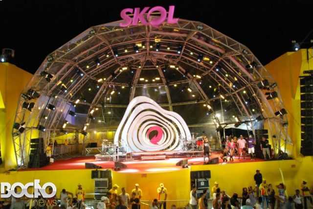 Novidade no Carnaval, palco montado no Farol da Barra desagrada foliões