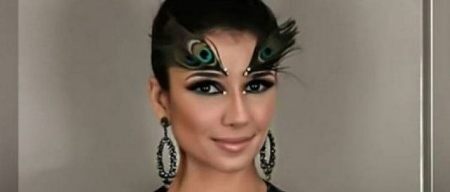 Paula Fernandes vira piada por usar pena de pavão na sobrancelha