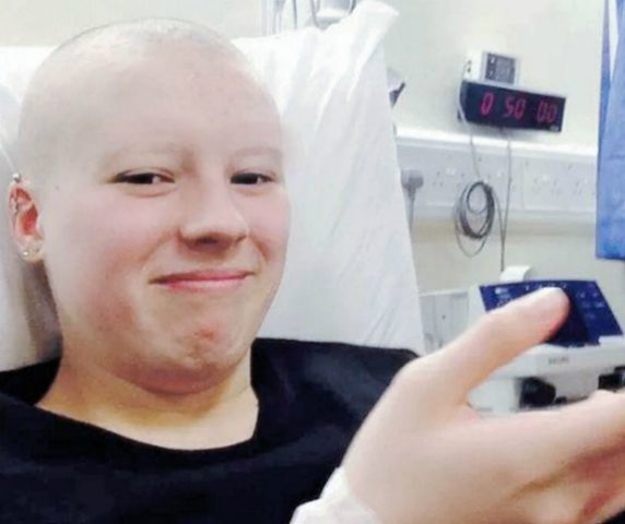 Jovem finge ter câncer para arrecadar dinheiro e raspa até o cabelo