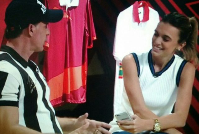 Túlio com a apresentadora Ana Helena Goebel antes de ser entrevistado por Bárbara Coelho Reprodução TV