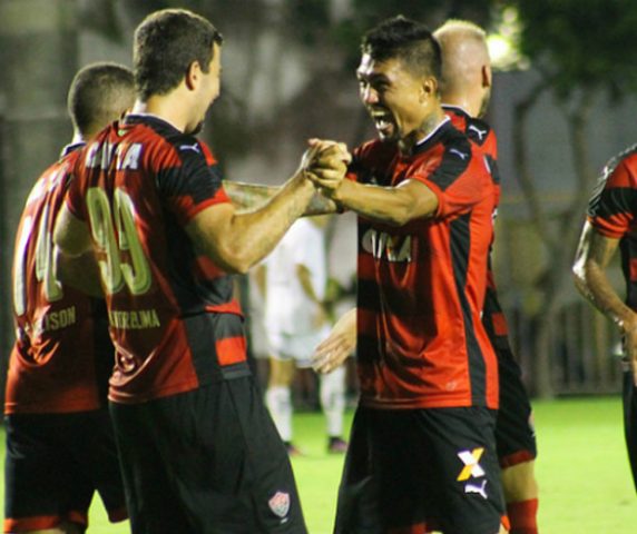 Em jogo de cinco gols, Vitória bate Bragantino e avança na Copa do Brasil