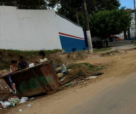 crianças catando lixo em Candeias