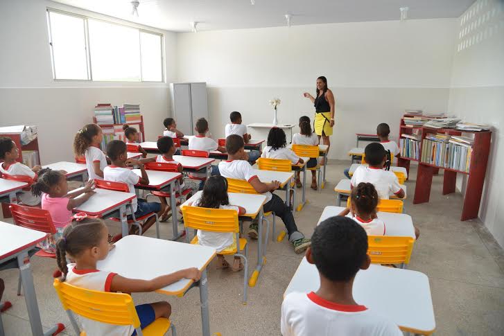 A greve dos professores da rede municipal de Candeias, na Região Metropolitana de Salvador (RMS), completa 10 dias nesta quarta-feira