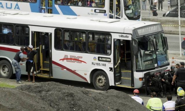 Bandido se entrega após manter reféns em ônibus no Rio