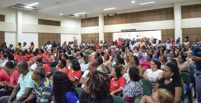 Professores em greve da Rede Municipal de Ensino de Candeias  Vereadores criam emenda e aprovam 8%