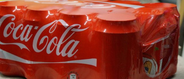 Investigação apura presença de 'dejetos humanos' em latas de Coca-Cola