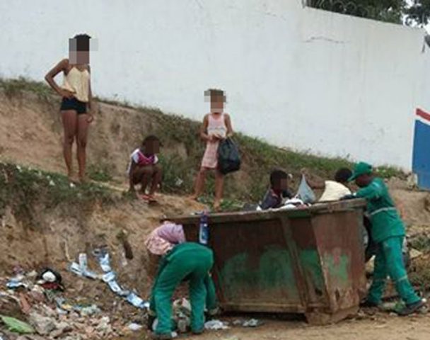 catando lixo em Candeias