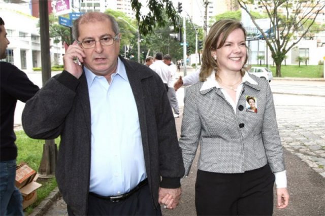 Gleisi Hofmann sugere que mulheres façam greve de sexo nesta quarta