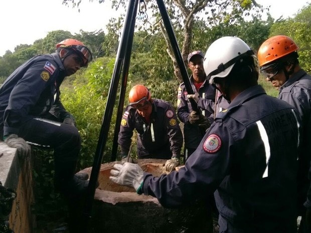 mulher dentro de uma cisterna mulher dentro de uma cisterna