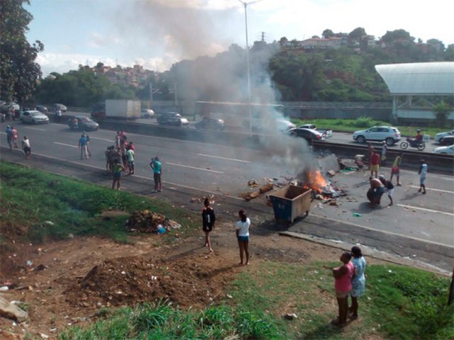 Moradores do bairro do São Caetano culpam a polícia pela morte de uma menina de seis anos na noite desta sexta-feira (17). O crime aconteceu na Rua Goméia, por volta das 20h30. De acordo com os moradores, Mirela Barbosa estava com a mãe na varanda de casa quando uma equipe da Polícia Militar chegou ao local em busca de um celular que havia sido roubado. Na ação, os policiais fizeram disparos para o alto. Os tiros atingiram a criança no peito e cabeça. Ela chegou a ser socorrida para a Unidade de Pronto Atendimento do bairro do San Martin, mas não resistiu aos ferimentos e já chegou morta a unidade médica.