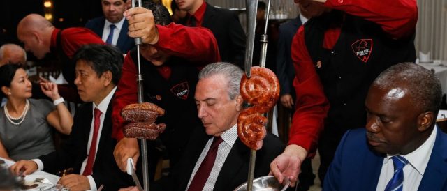 Temer convida embaixadores para churrascaria que serve carne importada