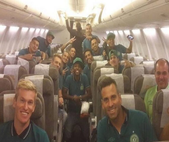 Jogadores postam fotos do primeiro voo internacional da Chapecoense após tragédia