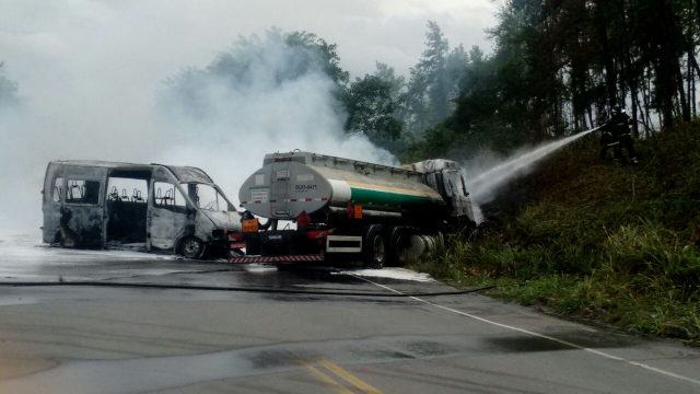 Caminhão bate em van e pega fogo na BA-523