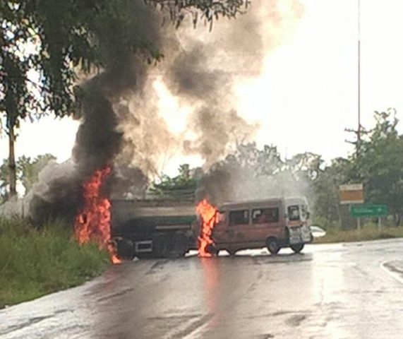 Caminhão bate em van e pega fogo na BA-523