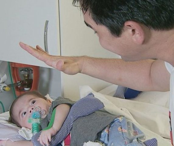 Após campanha, bebê com doença rara recebe 1ª dose de remédio de R$ 3 milhões