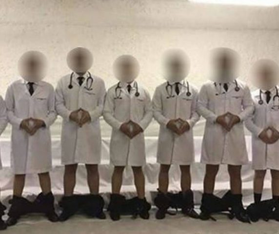 Alunos fazem fotos com calças abaixadas e gesto obsceno e faculdade abre sindicância