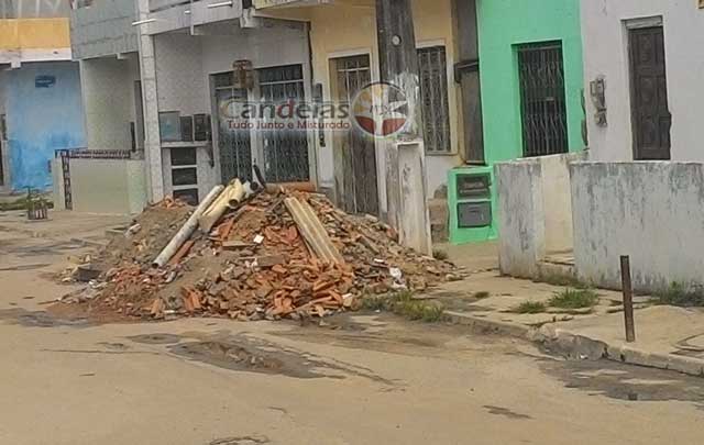 Entulhos na Rua São Miguel