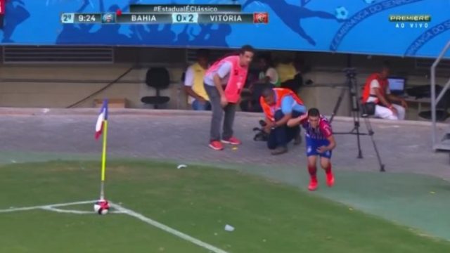 Vitória será julgado por copo arremessado no campo durante clássico BaVi