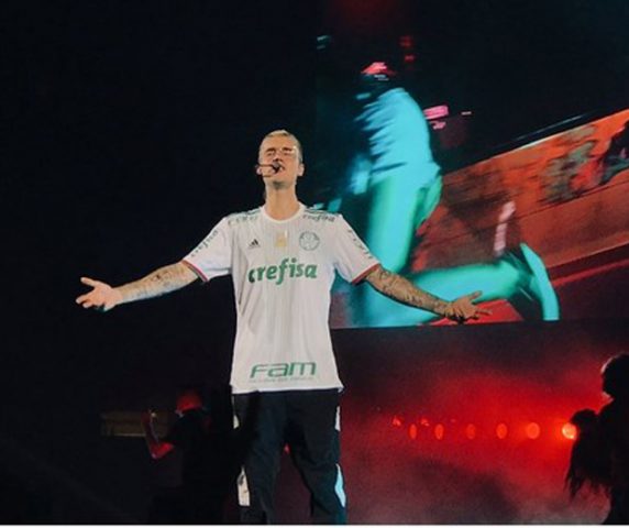 Justin Bieber usa camisa do Palmeiras e brinca com 1º de abril em show